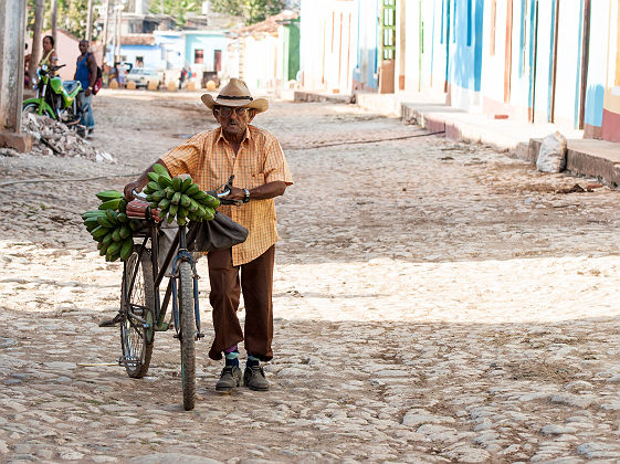 Homme poussant son vélo à Trinidad - Cuba