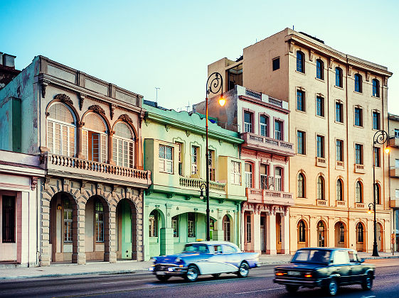 Cuba - Voitures vintages garées en face des bâtiments colorées historiques de La Havane
