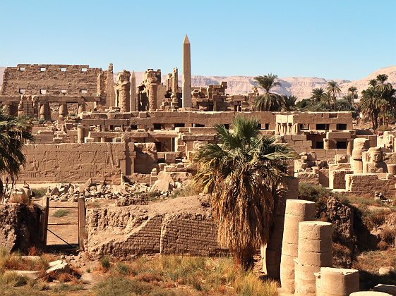 Egypte - Vue sur les ruines du temple d'Amun depuis le portail à l'est de Nectanebo I à Louxor