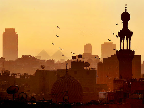 Skyline du Caire et des pyramides de Gizeh au loin au coucher du soleil - Egypte