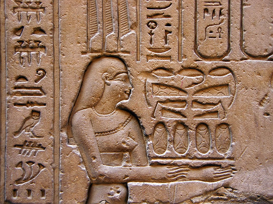 Gravures du temple d'Horus à Edfou sur la rive gauche du Nil entre Assouan et Louxor - Egypte