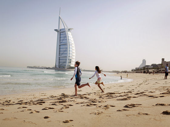 Enfants sur une plage de Dubai - photo visitdubai