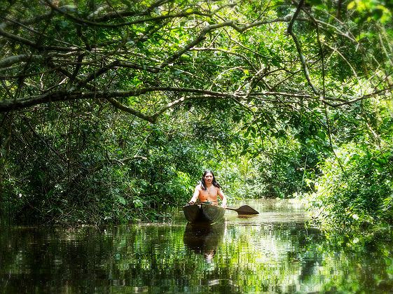 Portrait d'un autochtone dans la jungle amazonienne - Equateur
