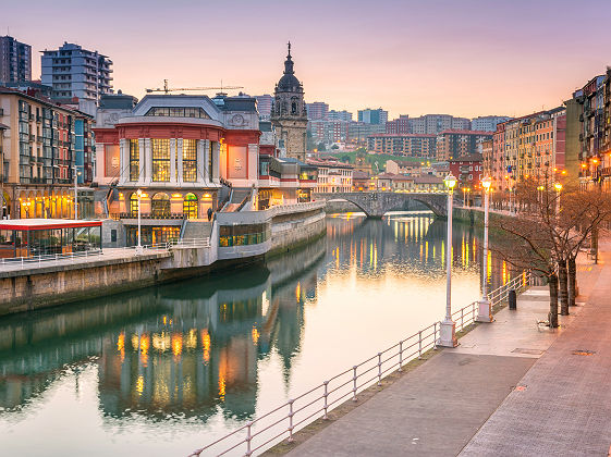 Espagne - Vue sur le canal et la ville de Bilbao