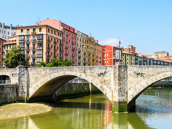 Espagne - Vue sur le canal et la ville de Bilbao