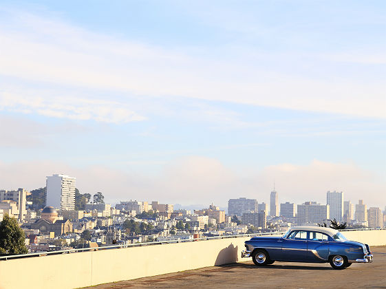 San Francisco - Voiture classique garée sur un parking aérien avec vue sur la ville