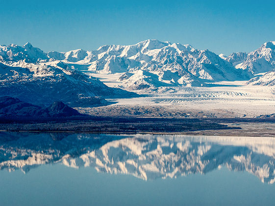 Alaska - Vue sur les montagnes Anchorage et effet miroir sur le lac