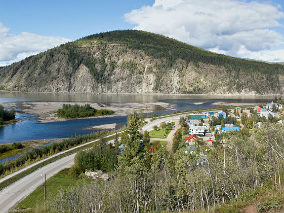 Dawson - Vue sur la ville, lac et colline