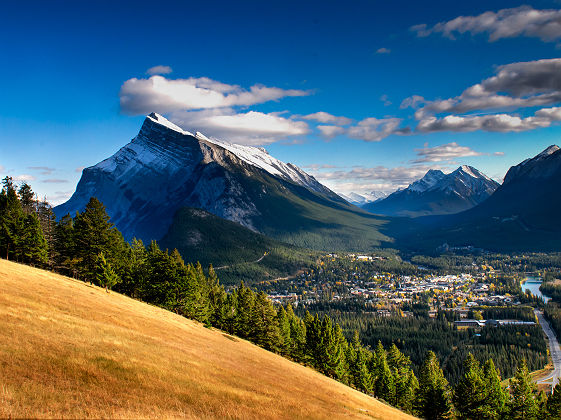 Canada - Vue sur la ville située au coeur du parc national de Banff