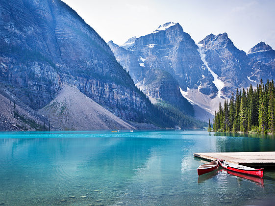 Canada - Canoés amarrées sur un ponton dans le lac Moraine au parc national Banff