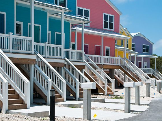 Etats-Unis - Maisons colorées en bois dans le sable à Key West