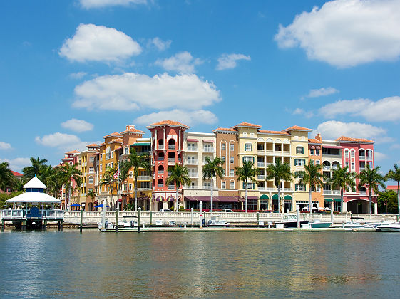 Floride - Bâtiments colorés de la ville de Naples et son port