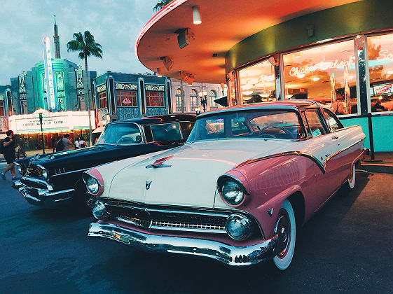 Etats-Unis - Voitures vintages garées sur la place d'Universal Studios à Orlando