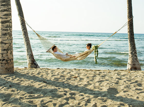 HTA / Vince Soliven - couple dans un hammac sur la plage