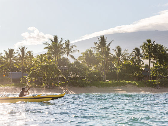 HTA / Tor Johnson - canoe devant plage et village Big Island