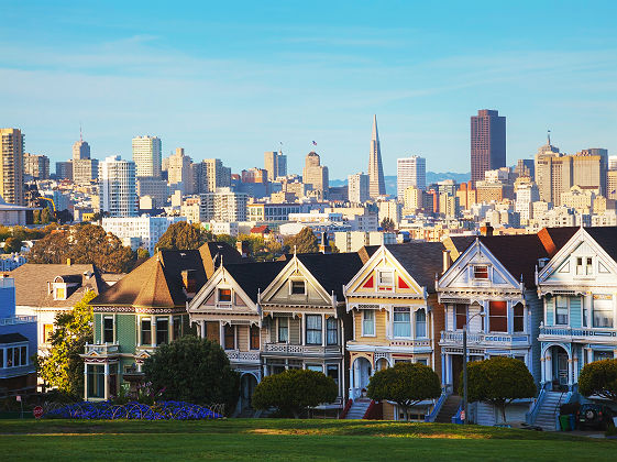 Etats-Unis - Vue sur les grattes-ciel et les Painted Ladies à San Francisco