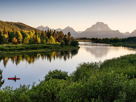 Parc National de Grand Teton - Vue sur la rivière &quot;Snake&quot; avec pêcheur en kayak