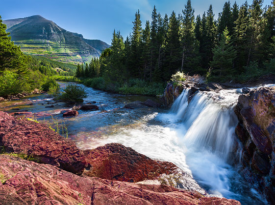 Rochers rouges et cascade dans le Parc national de Glacier dans le Montana - Etats Unis