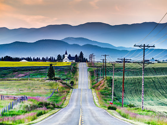 Route vers l'Eglise de Kalispell dans le Montana - Etats Unis