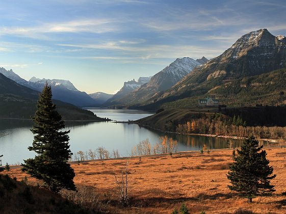 Canada - Vue sur lac moyen et supérieur Waterton et sur l'hôtel du prince galois à Alberta