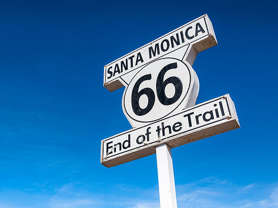 Panneau fin de la route 66 à Santa Monica, Californie - Etats Unis