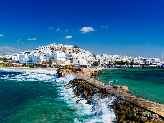 Grèce - Vue sur le ponton et la ville de Naxos, les Cyclades
