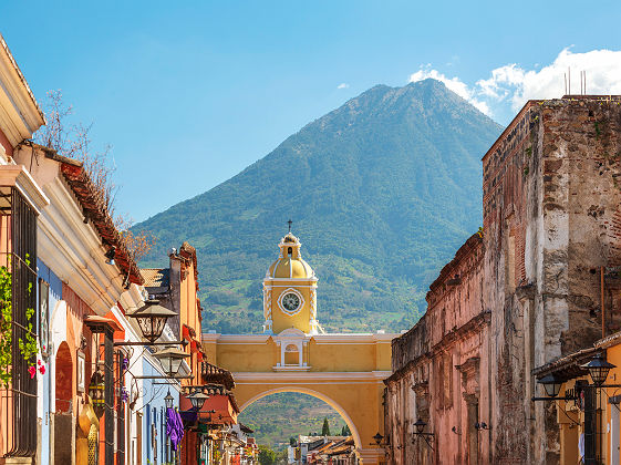 Ville d'Antigua et volcan - Guatemala