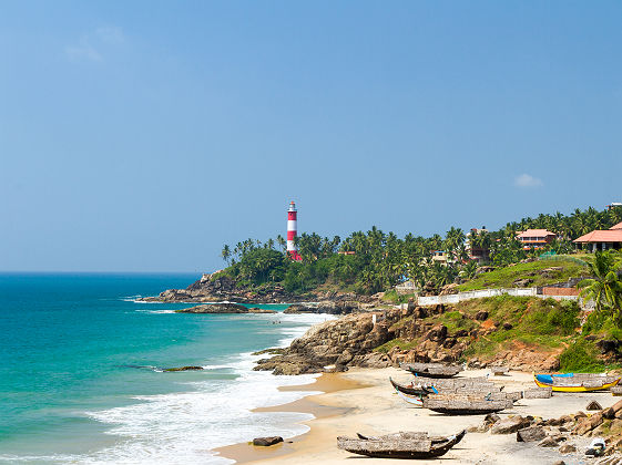 Vue sur le phare Vizhinjam depuis la plage - Kerala, Inde