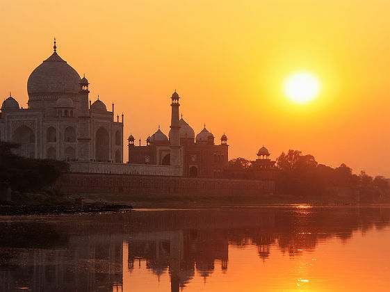 Inde -Mausolée de Taj Mahal au coucher de soleil, à Agra