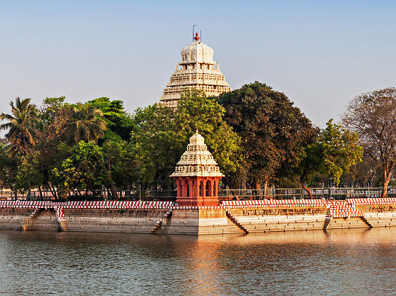 Inde - Vue sur le grand bassin et le temple de Mariamman à Madurai