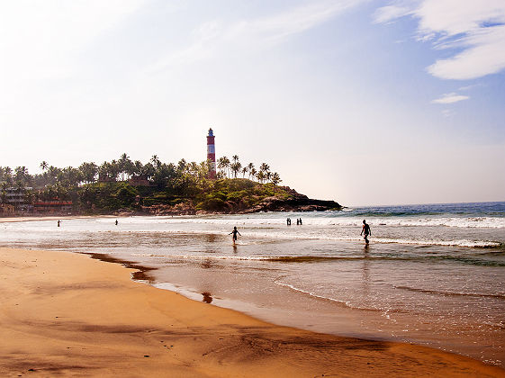 Inde - Vue sur la plage Kovalam avec phare en arrière-plan