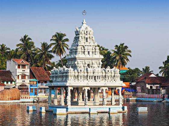 Inde - Temple indu de Thanumalayan sur l'eau à Kanniyakumari