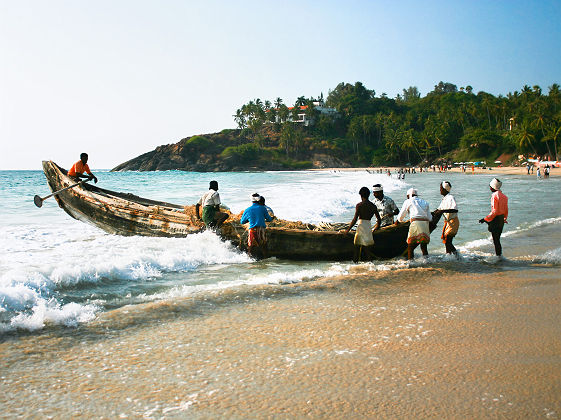 Pêcheurs sur une plage de Kovalam, Kerala - Inde