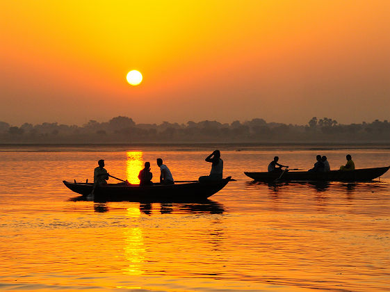 Rivière du Gange à Varanasi au coucher du soleil - Inde