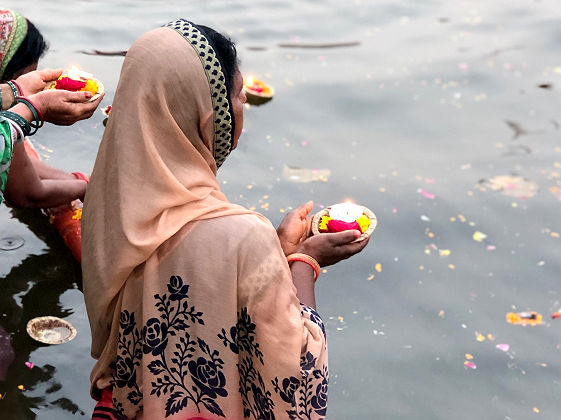 Dépôt de fleurs sacrées dans le Gange à Varanasi - Inde