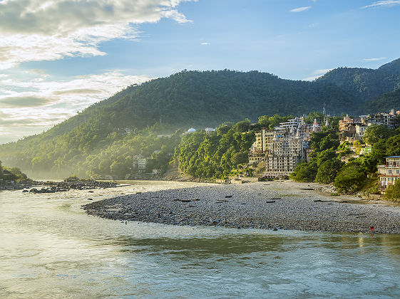 Inde - Vue sur la ville et les rives de Rishikesh, la ville du yoga