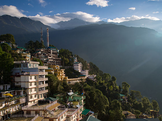 Inde - Vue sur les bâtiments et la vallée à Dharamshala