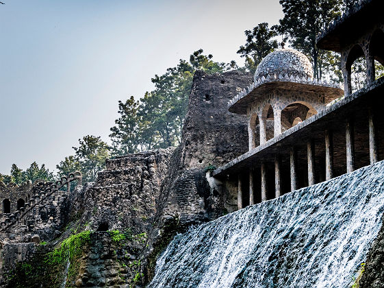 Inde - Vue sur la cascade dans le jardin rocheux à Chandigarh