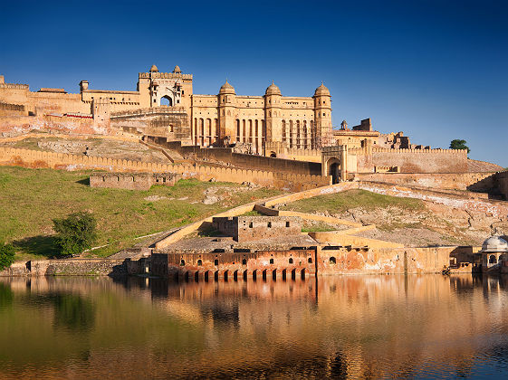 Inde - Vue sur la forteresse Amber bordé par un lac à Jaipur
