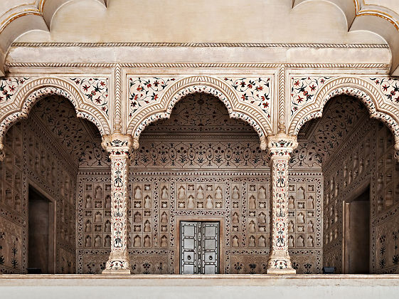 Inde - Vue intérieur de la forteresse Red et ses arches ornementés, Agra