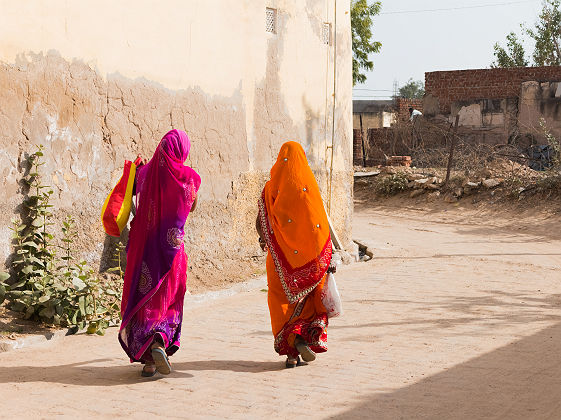 Inde - Portrait de deux femmes en habit traditionnel coloré marchent dans les rues de Madawa