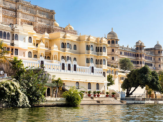Inde - Palais de la ville d'Udaipur sur le lac pichola