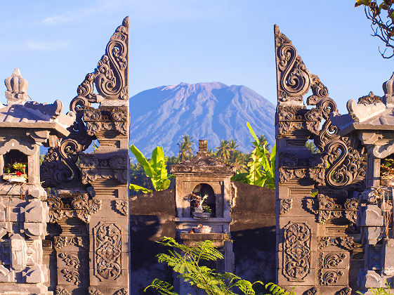 Bali - Lieu d'offrandes avec vue sur le volcan Agung à Amed