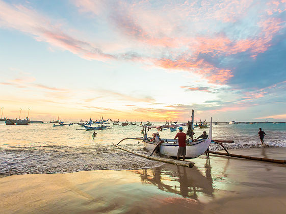 Bali - Bateau et pêcheurs sur la plage Jimbaran