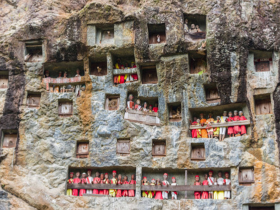 Site funéraire taillé dans les falaises rocheuses et ses poupées taillées dans le bois représentant les défunts : appelées tao-tao.  