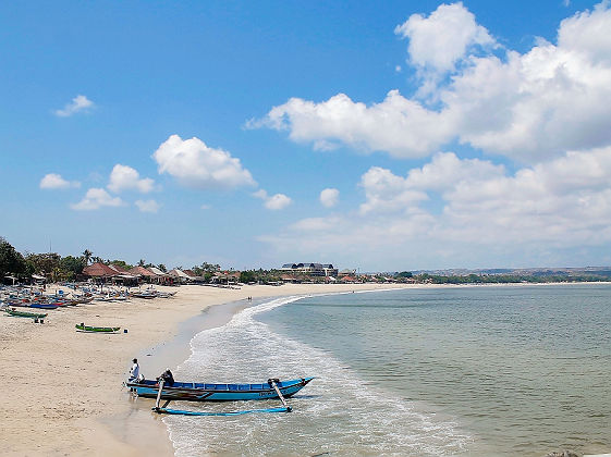 Bateau de peche sur la plage Jimbaran, Bali - Indonesie