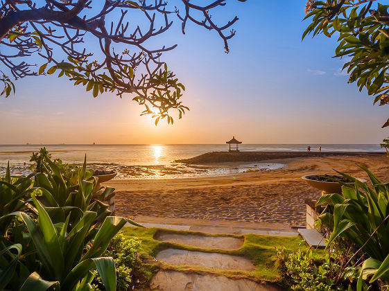 Lever du soleil sur une plage a Bali, Indonesie