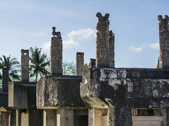 Tombeau en pierre mégalithique du village de Praiyawang
