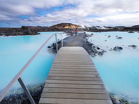 Islande - Pont en bois sur le lagon bleu géothermal (Bláa Lónið) à Reykjanesskagi