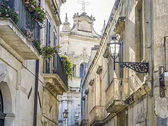 Pouilles - Dans rues de Lecce avec cathédrale en arrière-plan